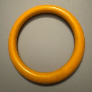 Yellow Bakelite bangle in good condition